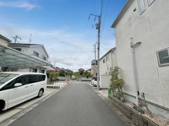 見通しの良い道路に面しており、周囲にはゆったりとした空気が流れる住みやすい街並みです
