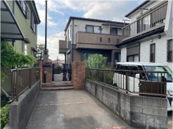 落ち着いた色調でまとめられた住まい。プライベート感のあるアプローチが、日々の帰宅を温かく迎えます
