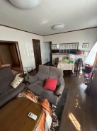 窓辺から明るい日差しが届く開放的な空間。住まう人それぞれの個性を映し出す、穏やかな調和が魅力です

