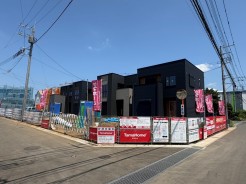 角地に位置する開放的な立地で、周囲との調和を大切にした端正なシルエットが印象的な住環境です
