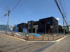 周囲に馴染みつつも存在感を放つ、モダンなデザインの住まいです
