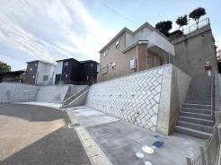 東側に面した道路があり、自然光がたっぷり入る明るい環境。穏やかな風が心地よく通り、快適な暮らしを叶えます。周辺環境も充実しており、安心して過ごせる立地です。
