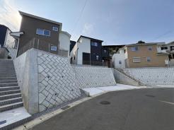 整然と区画された街並みが、穏やかで心地よい暮らしの風景を形作っています
