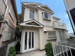 落ち着いた色合いで統一された外観。周囲の環境に自然と馴染む、品のある佇まいです
