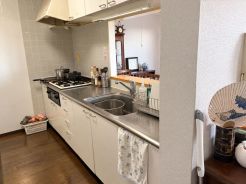 料理をしながら奥の様子を見渡せる家族のつながりを感じる場所

