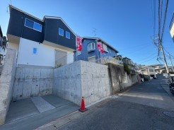 北東側に面した道路があり静かな環境です。穏やかな風が心地よく通り、快適な生活空間を演出。周辺環境も充実し、安心して暮らせる場所です。
