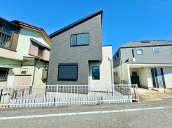 魅力的な色彩のコントラストが映えるツートンカラーの外観。周囲の風景に溶け込みながらも存在感を放ちます。
