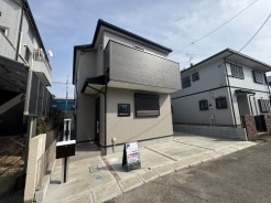 周囲と調和した外観デザイン。建物の両隣との統一感があり、街並みに溶け込む美しい佇まいです。環境に配慮したデザインで、地域の景観を損なわずに、快適な住環境を提供します。
