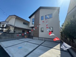 調和のとれた色合いが洗練された雰囲気を演出。メンテナンスが容易な素材で、長く美しい外観を保ちます。落ち着いた雰囲気と快適な暮らしを提供します。
