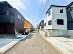 南側に面した道路があり自然光が豊富で明るい環境。穏やかな風が心地よく通り、快適な生活空間を演出。周辺環境も充実し、安心して暮らせる場所です。
