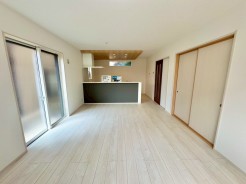 LDKの引き戸を開放すると、広々とした約22帖の空間が広がります。自然光が豊富に差し込み、開放感あふれるリビング・ダイニング・キッチンの一体感を体感。家族や友人との時間をゆったりと過ごせる、心地よい生活空間が広がります。
