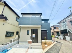 洗練されたモダンな外観はシックで高級感があり、周囲の環境と対比を生み出します。都会的でスタイリッシュな雰囲気が存在感を放ちます。
