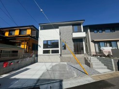 調和のとれた色合いが上品な外観を演出。メンテナンスしやすい素材で、美しさを長く保てる住まいです。
