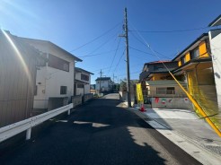 南側に面した道路があり、自然光がたっぷり入る明るい環境。穏やかな風が心地よく通り、快適な暮らしを叶えます。周辺環境も充実しており、安心して過ごせる立地です。
