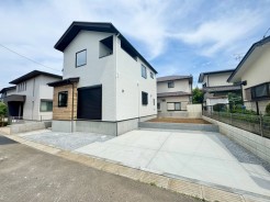 開放的な住宅街で庭スペースも確保。暮らしやすい環境が整っている立地です。

