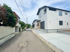 北側に面した道路があり静かな環境です。穏やかな風が心地よく通り、快適な生活空間を演出。周辺環境も充実し、安心して暮らせる場所です。
