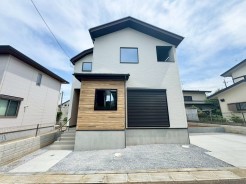 周囲と調和した外観デザイン。建物の両隣との統一感があり、街並みに溶け込む美しい佇まいです。環境に配慮したデザインで、地域の景観を損なわずに、快適な住環境を提供します。
