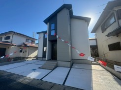 調和のとれた色合いが上品な外観を演出。メンテナンスしやすい素材で、美しさを長く保てる住まいです。
