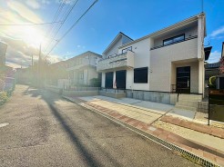 南東側に面した道路があり自然光が豊富で明るい環境。穏やかな風が心地よく通り、快適な生活空間を演出。周辺環境も充実し、安心して暮らせる場所です。
