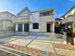 開放的な住宅街で駐車スペースも確保。暮らしやすい環境が整っている立地です。
