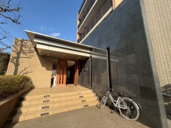 モダンなエントランスが、暮らしに彩りを添えます
