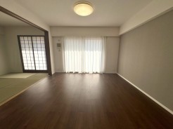 LDKの引き戸を開けると、約20帖のゆとりある空間に。自然光がたっぷり差し込み、リビング・ダイニング・キッチンが一体となった開放的な暮らしを叶えます。家族や友人との時間もゆったり過ごせる心地よい空間です。
