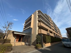 都会の喧騒を忘れさせる、緑豊かな立地に佇むマンション。自然と調和した、穏やかな暮らしを叶えます。
