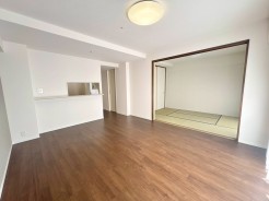 LDKは和室とつながるレイアウトで、扉を開けると開放的な広々空間に。対面式キッチンを採用し、会話を楽しみながら心地よく過ごせます。
