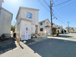 北東側道路に面した静かな住環境。やさしい風が通り抜け、落ち着いた暮らしを支えてくれます。周辺施設もそろい、安心して暮らせる立地です。
