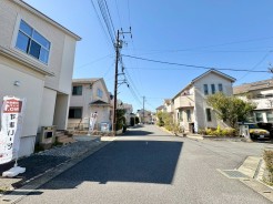 3方向に面しており開放感のある立地。駐車スペースも2台分確保でき、利便性とアクセスの良さが魅力です。
