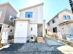 爽やかな空の下、整然と並ぶ住まい。洗練された外観が、心地よい暮らしへの期待を膨らませます
