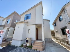 空と建物が織りなす、穏やかなコントラスト。都市の喧騒から少し離れた、静かで心地よい日常がここにあります
