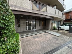 緑豊かな植栽に彩られたエントランスは、建物の風格と調和し、訪れる方を優しく迎え入れます。落ち着いた石畳の広場と、洗練されたデザインが、日々の暮らしに穏やかな彩りをもたらしてくれるでしょう
