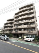 静かな住宅街に佇む、洗練されたフォルムの集合住宅。穏やかな陽光が降り注ぐバルコニーが、心地よい風と安らぎをもたらす、落ち着いた暮らしを育む住まいです
