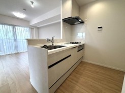 シンプルモダンな明るいシステムキッチン。洗練されたデザインと使いやすさが魅力で、料理がもっと楽しくなる空間です。
