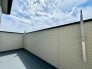 物干し付きバルコニーは洋室からの出入りが可能。洗濯物を手軽に干せる便利な設備が整っています。