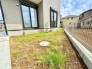 庭スペースが広がる、自然と調和した癒しの空間。季節の移ろいや植物の息づかいを感じながら、ガーデニングの楽しみも満喫できる、心安らぐ場所です。