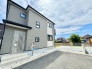２号棟：周囲と調和した外観デザイン。建物の両隣との統一感があり、街並みに溶け込む美しい佇まいです。環境に配慮したデザインで、地域の景観を損なわずに、快適な住環境を提供します