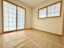 障子付きの和室は柔らかな光が差し込み、和の風情が漂う静かな空間です。心落ち着く和の香りが満ち、日々の癒しの場となるでしょう。