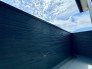 二つのバルコニーが設けられた住まい。一つは広々とした休息スペース、もう一つは日々の洗濯物や植物の育成に最適な場所です。
