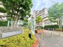 マンションへのアプローチは開放感あふれ、自然と都会の融合が感じられる佇まいとなっています。広がる空と緑が迎え、心地よい暮らしの扉を開きます。