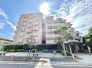 生垣がプライバシーを守り、安心して暮らせる家。自然のバリアが静かな空間を作り、外界の喧騒から守ります。