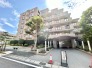マンションへのアプローチは開放感あふれ、自然と都会の融合が感じられる佇まいとなっています。広がる空と緑が迎え、心地よい暮らしの扉を開きます。