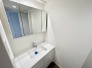 リノベーション済のマンションにふさわしい、使いやすさとデザイン性を兼ね備えた洗面化粧台となっています。