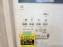24時間換気システムは常時空気を循環させ、室内の空気品質を向上。健康や快適さを促進し、エネルギー効率を改善。建物全体の環境に配慮しています。

