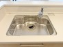 使い勝手が良い大型シンク。料理が楽しくなる広々とした作業スペースで、家事もストレスフリーです。

