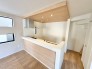 折下げ天井のキッチンはカフェのような空間で家族とのコミュニケーションもスムーズに！
