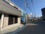 南側に面した道路があり自然光が豊富で明るい環境。穏やかな風が心地よく通り、快適な生活空間を演出。周辺環境も充実し、安心して暮らせる場所です。
