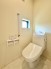 手すり付きトイレは、安心して利用できるバリアフリー設計。高齢者や身体的に不自由な方にも配慮し、安全で快適なトイレ空間を提供します。
