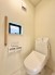 手すり付きトイレは、安心して利用できるバリアフリー設計。高齢者や身体的に不自由な方にも配慮し、安全で快適なトイレ空間を提供します。
